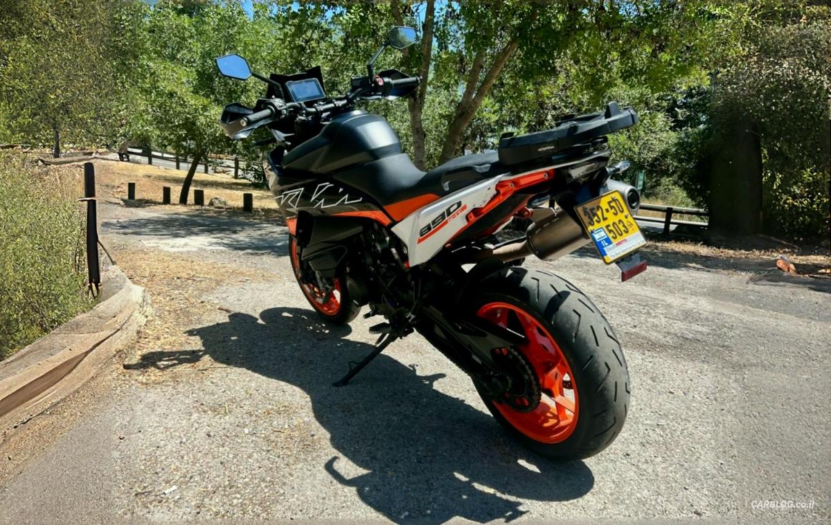 מבחן דרכים: 2024 KTM 890 SMT