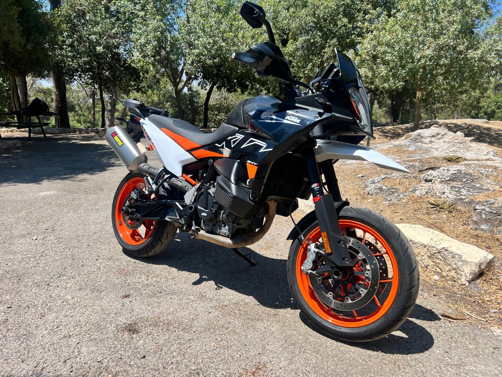 מבחן דרכים: 2024 KTM 890 SMT